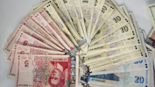 Милионери разпродават имотите и акциите си