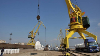 Високият Дунав оживи порт Лом