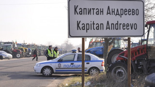 Задържан наби двама полицаи