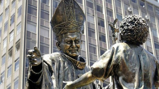 Полша издигна  статуя на папата