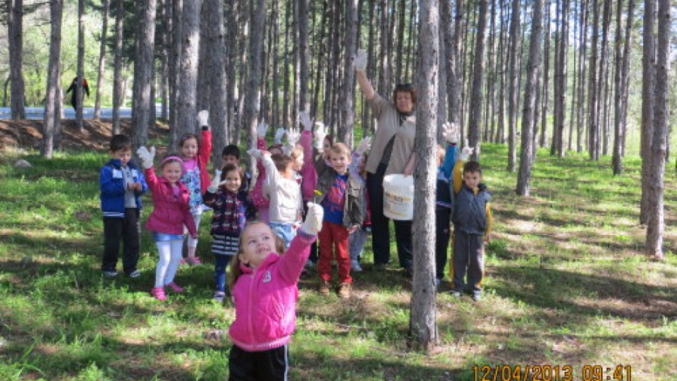 Децата се вклочиха първи в голямото пролетно чистене в Кърджалийско  | StandartNews.com