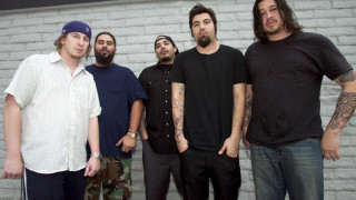 Почина басистът на Deftones 