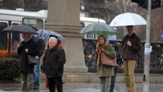 Облачно и дъждовно, температурите падат