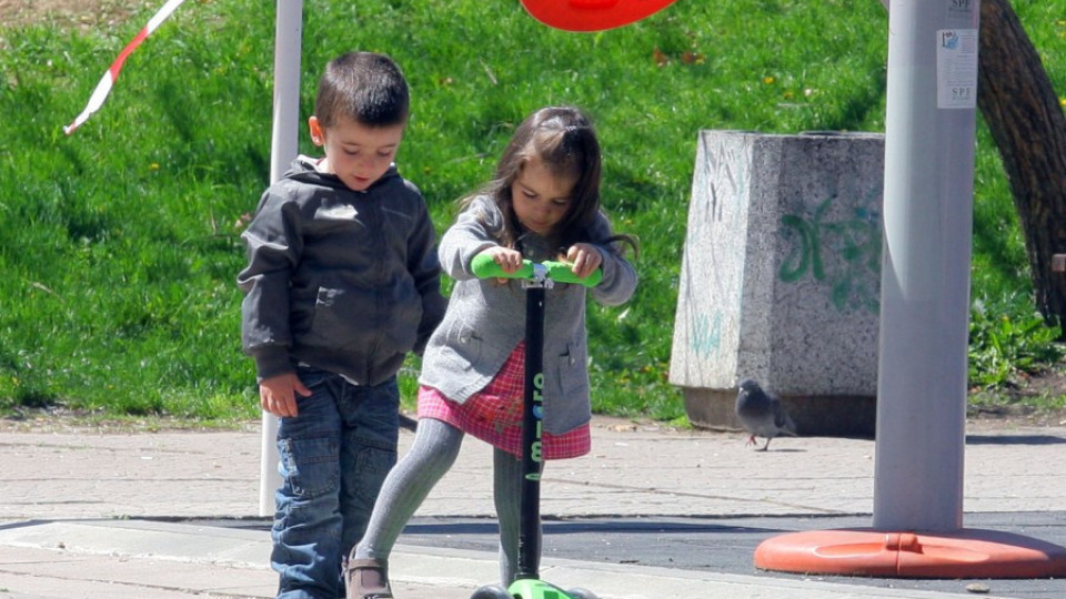 Зарадваха малчугани с нови детски площадки | StandartNews.com