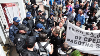 Бетоновоз застана начело на протеста във Варна
