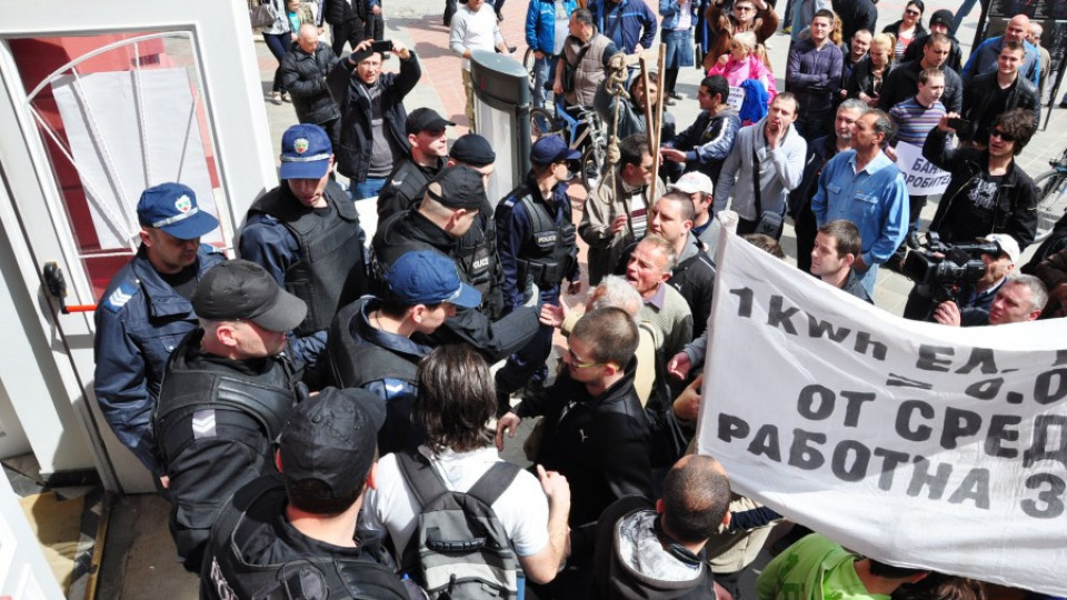 Бетоновоз застана начело на протеста във Варна | StandartNews.com