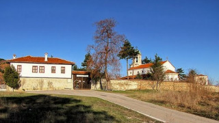 "Стандарт" и "Марица" помагат на 10-вековен манастир