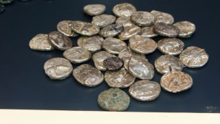 Показват в изложба спасени монети и оръжия