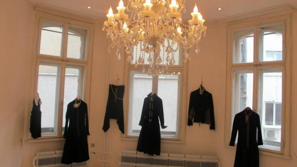 5000 копчета и черни перли красят рокля | StandartNews.com