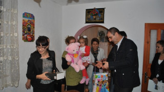 Цветанов зарадва с електронна игра 5-годишната Атидже
