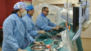 Европейско светило в хирургията оперира он-лайн 