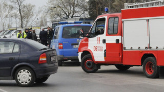 Камион горя на паркинг