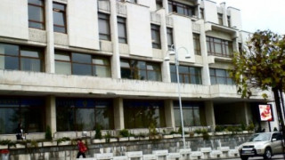 Строители ремонтират без пари след сигнал от кмет