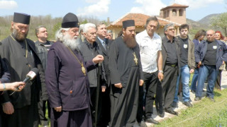 Волен освети червената църква край Белоградчик