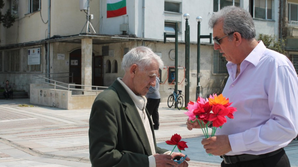Гербери раздадоха хартиени цветя на видинчани | StandartNews.com