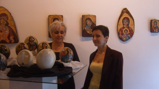 Уникална изложба с рисувани и гравирани щраусови яйца представят в Кърджали 