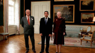 Кукли от шума подари президентът в Дания
