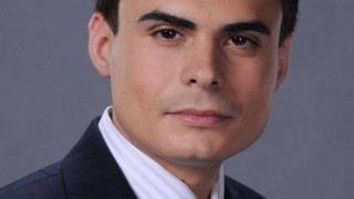 Политолог на колело върти педали за Кунева