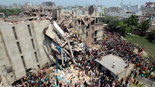 Липсват стотици в срутената сграда в Бангладеш