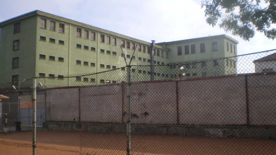 Пандизчия се качи на покрива на бургаския затвор | StandartNews.com