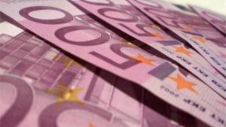 Банкноти по 100 и 200 евро засипаха град