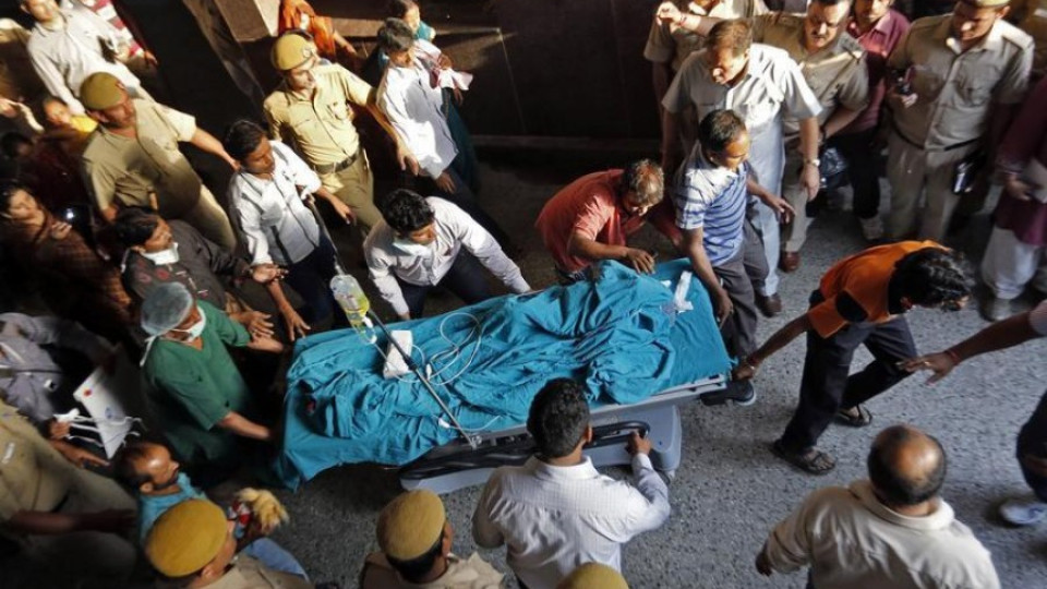 Двама загинали и 16 ранени след срутена болница в Индия | StandartNews.com