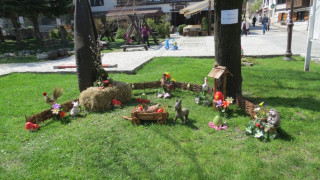 Великденска украса радва чужденците в Банско