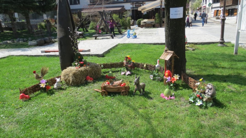 Великденска украса радва чужденците в Банско | StandartNews.com