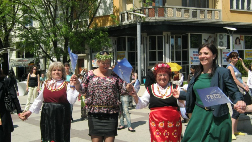 Бургазлии празнуваха Лазаровден с най-дългото хоро в най-добрия град | StandartNews.com