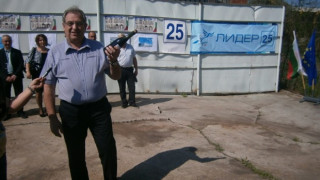 Водачът на ЛИДЕР в Кюстендил направи първа копка на завод за бетонови блокчета