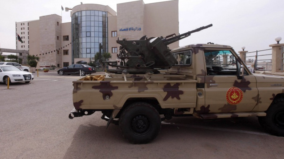200 мъже с картечници заплашват министерство на Либия | StandartNews.com