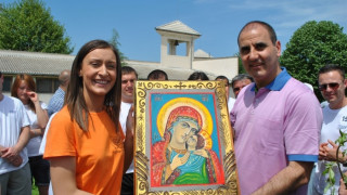 Цветанов подари икона на църквата на Ванга