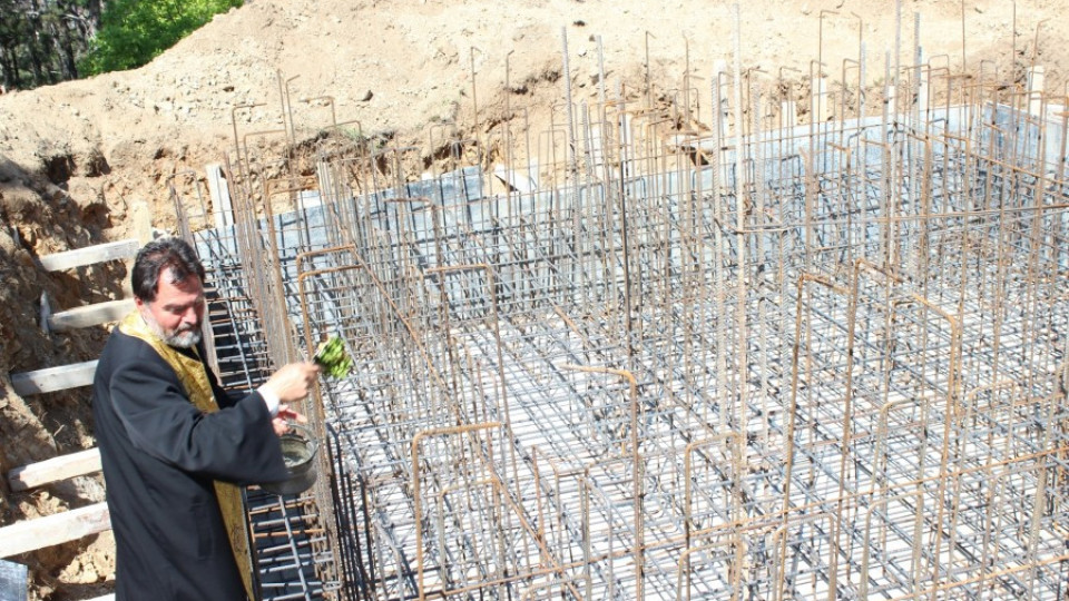 Наливат основите на 33-метров кръст над Благоевград | StandartNews.com
