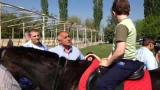 Борисов се срещна с деца в конна база в Нова Загора