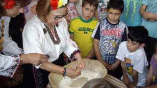 Татяна Буруджиева показва как се меси козунак