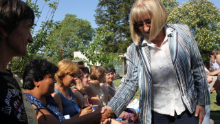 Цачева: Работни места и стимули вдигат доходите