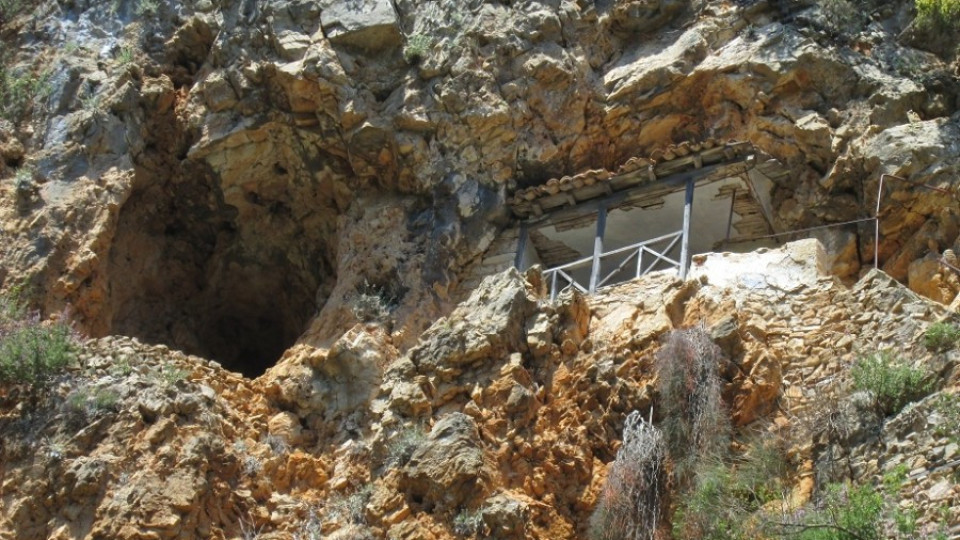 Пътят до пещерата е изпитание за поклонниците | StandartNews.com