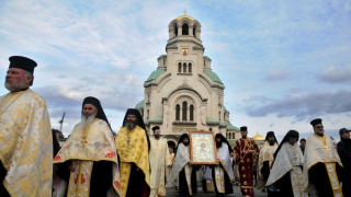 "Достойно есть" излиза от храма на Гергьовден
