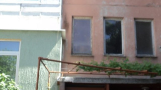 Майка на три деца плаши със скок от 3-ия етаж
