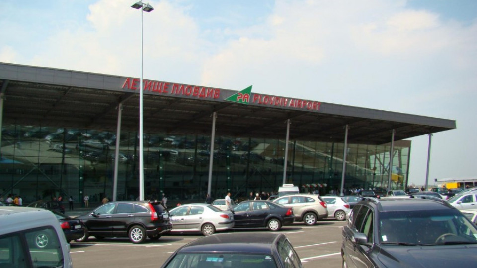 Стотици очакват Благодатния огън на летище Пловдив | StandartNews.com
