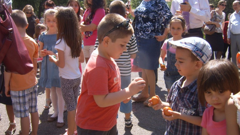 Децата в Кърджали се "сбориха" с великденски яйца | StandartNews.com