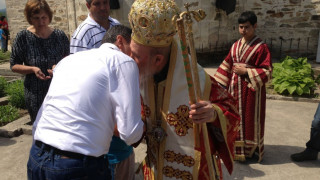 Владика похвали Янев, че не агитира, а помага на църквата