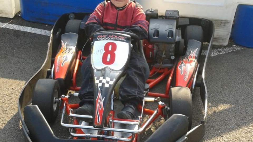 8-годишното варненче дебютира на пистата на Люис Хамилтън | StandartNews.com