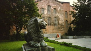 Главнокомандващият на Катар пристигна в България