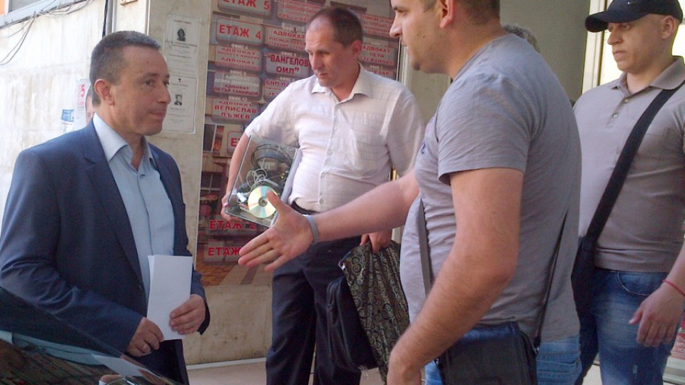 Младежи от ГЕРБ събраха флашки за Станишев | StandartNews.com