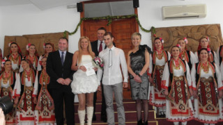 23 двойки се венчаят на вота в София