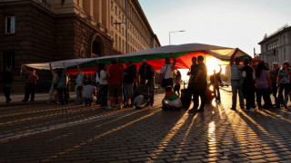 Протестиращи: Те погребаха България