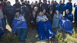 Трима космонавти се върнаха на Земята