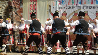 Арбанаси събира автентичен фолклор на мегдана