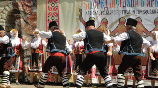 Арбанаси събира автентичен фолклор на мегдана